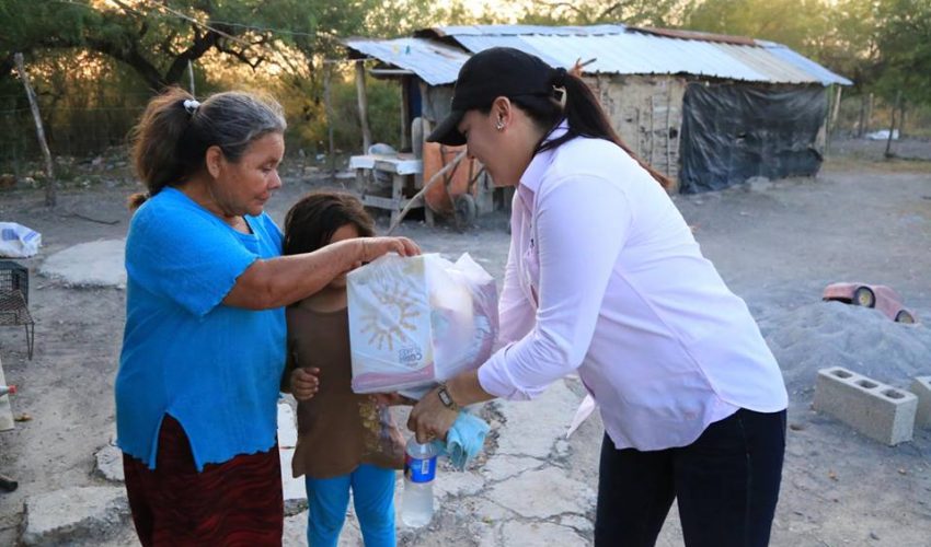 Entrega de despensas en la comunidad de Dolores